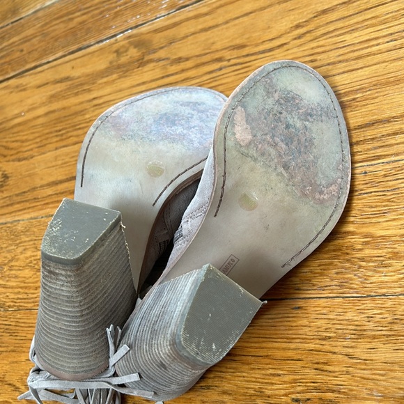 Vince Camuto Kyleena style fringe booties.  Zip side. Clunky 4” heel. Size 7.5 - Picture 5 of 10